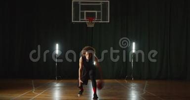 古怪的年轻白种人篮球运动员运球训练球技霓虹灯背景